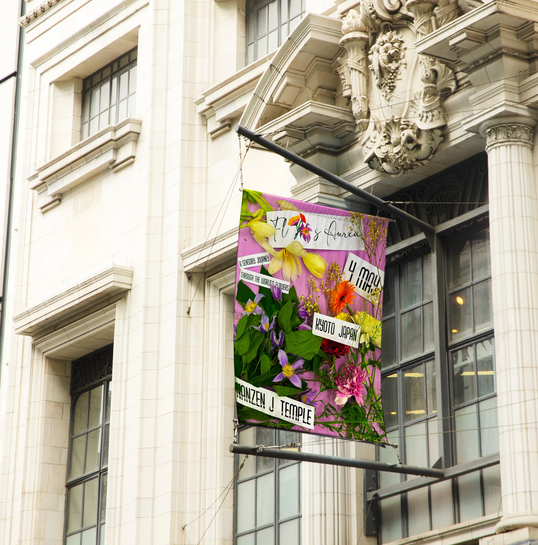 Affiche florale Flos Aurea installée sur la façade d’un bâtiment