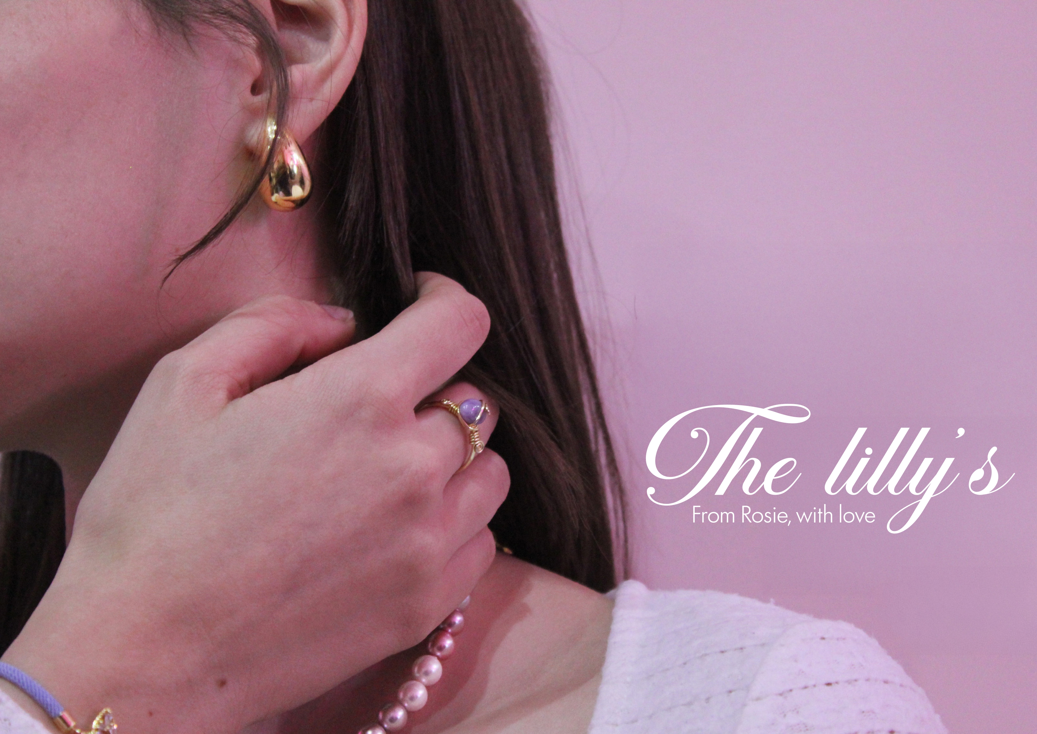Portrait portant les bijoux The Lilly’s, avec le logo From Rosie, with love