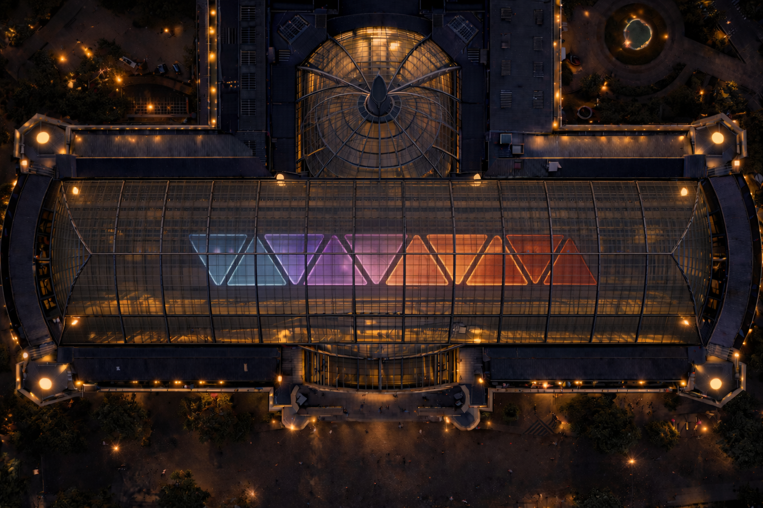 Vue aérienne nocturne d’un bâtiment illuminé